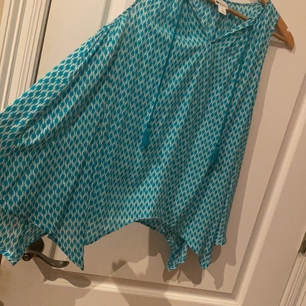 Women’s petite small stylus turquoise/white handkerchief bottom top